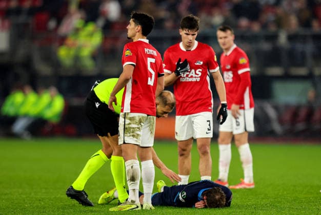 UEFA Europa Conference League Group Phase, AFAS Stadion, Alkmaar, Netherlands 27 11 2025 AZ Alkmaar vs Shelbourne Shelbourne s Harry Wood goes down injured Harry Wood goes down injured 27 11 2025  Copyright: x INPHO RyanxByrnex RB1_6234