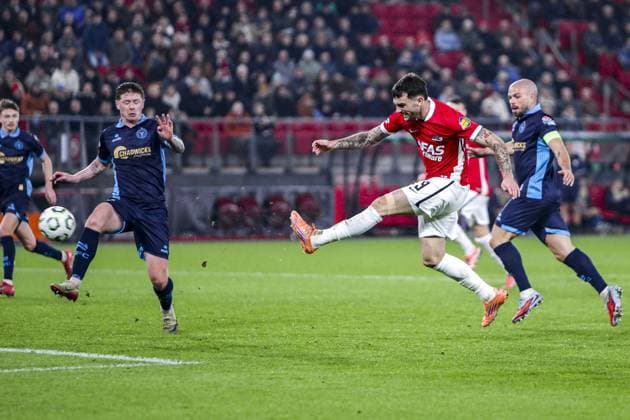 ALKMAAR , 27-11-2025 , AFAS Stadium , season 2025 2026 , UEFA Europa Conference League , third qualifying round, match between AZ and Shelbourne , AZ player Troy Parrott and Shelbourne player Mark Coyle, Shelbourne player Kameron Ledwidge AZ - Shelbourne  x32219770x Copyright:
