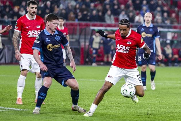 ALKMAAR , 27-11-2025 , AFAS Stadium , season 2025 2026 , UEFA Europa Conference League , third qualifying round, match between AZ and Shelbourne , Shelbourne player Kameron Ledwidge and AZ player Elijah Dijkstra AZ - Shelbourne  x32219791x Copyright:
