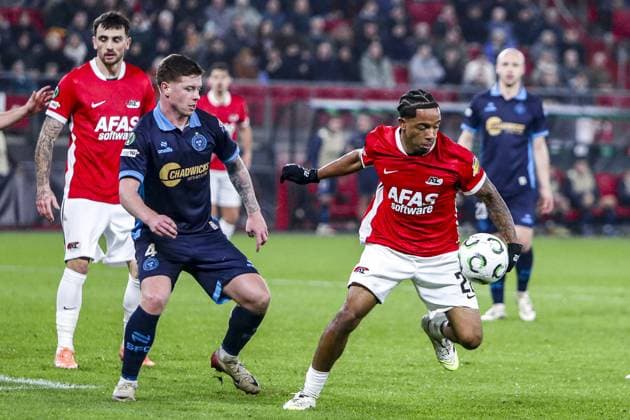 ALKMAAR , 27-11-2025 , AFAS Stadium , season 2025 2026 , UEFA Europa Conference League , third qualifying round, match between AZ and Shelbourne , Shelbourne player Kameron Ledwidge and AZ player Elijah Dijkstra AZ - Shelbourne  x32219792x Copyright: