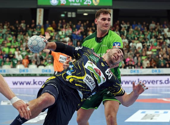 27 11 2025, xovx, Handball Daikin Handball Bundesliga, HSG Wetzlar Rhein Neckar Löwen v l Jannik Kohlbacher Rhein Neckar Löwen , Josip Simic HSG Wetzlar Wetzlar Buderus Arena Hessen Germany EN