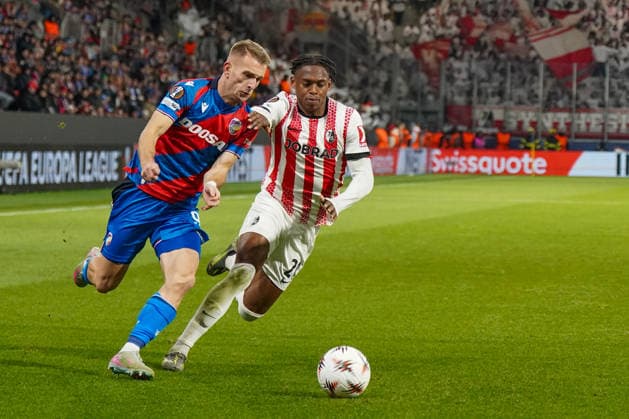 Football UEFA Europa League 2025 26, Matchday 5 Viktoria Pilsen vs SC Freiburg Doosan Arena Pilsen, Czech Republic Amar MemiÄ‡ Amar Memic Viktoria Pilsen, 99 and Junior Adamu SC Freiburg, 20 in a duel Pilsen PlzenskÃ½ kraj Czech Republic Copyright: xJOERANxSTEINSIEKx