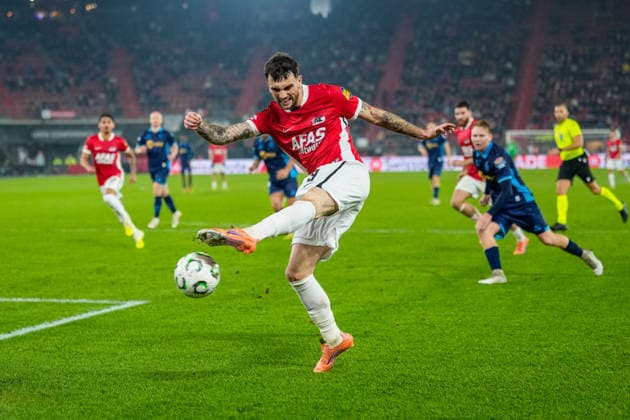 2025-11-27 AZ Alkmaar v Shelbourne FC - UEFA Conference League 2025 26 League Phase MD4 ALKMAAR, NETHERLANDS - NOVEMBER 27: Troy Parrott of AZ Alkmaar shoots at goal during the UEFA Conference League 2025 26 League Phase MD4 match between AZ Alkmaar and Shelbourne FC at AFAS Stadion on November 27, 2025 in Alkmaar, Netherlands. Alkmaar AFAS Stadion Netherlands Content not available for redistribution in The Netherlands directly or indirectly through any third parties. Copyright: xEdxvanxdexPolx
