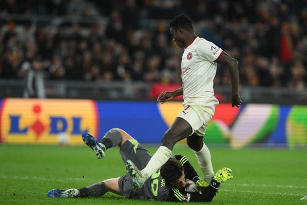 Foto IPP Roberto Ramaccia Roma 27 11 2025 Calcio - Uefa Europa League 2025 2026 Roma vs Midtjylland Nella foto Mile Svilar of AS Roma, Franculino Dju of FC Midtjylland Italy Photo Press - World Copyright Roma italy Italia ITALY  Copyright: xR4924_italyphotopressx