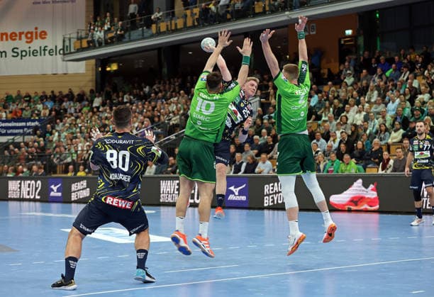27 11 2025, xovx, Handball Daikin Handball Bundesliga, HSG Wetzlar Rhein Neckar Löwen v l Jannik Kohlbacher Rhein Neckar Löwen , Josip Simic HSG Wetzlar , Haukur Thrastarson Rhein Neckar Löwen , Nikola Grahovac HSG Wetzlar Wetzlar Buderus Arena Hessen Germany EN