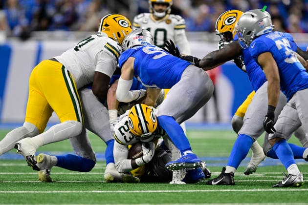 DETROIT, MI - NOVEMBER 27: Green Bay Packers RB Emanuel Wilson (23) gets stopped after a short gain during the game between Green Bay Packers and Detroit Lions on November 27, 2025 at Ford Field in Detroit, MI ( CSM) Detroit United States - ZUMAc04_ 20251127_zma_c04_008 Copyright: xAllanxDranbergx