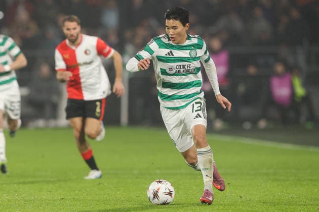 2025-11-27 Feyenoord v Celtic FC - UEFA Europa League, League phase, MD5 ROTTERDAM, NETHERLANDS - NOVEMBER 27: Hyunjun Yang of Celtic FC runs with the ball during the UEFA Europa League, League phase, MD5 match between Feyenoord and Celtic FC at Stadion Feijenoord on November 27, 2025 in Rotterdam, Netherlands. Rotterdam Stadion Feijenoord Netherlands Content not available for redistribution in The Netherlands directly or indirectly through any third parties. Copyright: xHansxvanxderxValkx