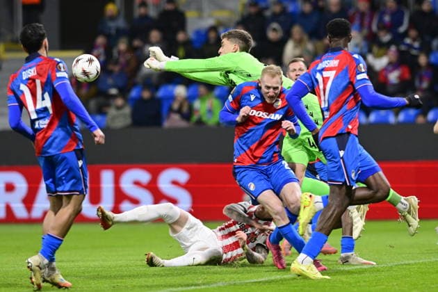 Goalkeeper Florian Wiegele (Viktoria) in action during the Football Europa League, 5th round match: FC Viktoria Plzen vs SC Freiburg in Pilsen, Czech Republic, November 27, 2025. (CTKxPhoto MiroslavxChaloupka) CTKPhotoP2025112706923  CTKPhotoP2025112706923