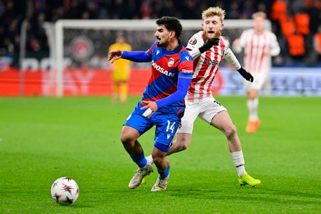 L-R Merchas Doski (Viktoria) and Jan-Niklas Beste (Freiburg) in action during the Football Europa League, 5th round match: FC Viktoria Plzen vs SC Freiburg in Pilsen, Czech Republic, November 27, 2025. (CTKxPhoto MiroslavxChaloupka) CTKPhotoP2025112707376  CTKPhotoP2025112707376