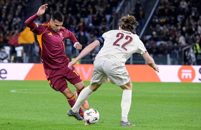 November 27, 2025, Rome, Italy: Roma™s Zeki Celik (L) in action against Midtjylland s Mads Bech Sorensen (R) during the UEFA Europa League fifth round of the league phase soccer match between AS Roma and FC Midtjylland at the Olimpico stadium in Rome, Italy, 27 November 2025. ANSA RICCARDO ANTIMIANI. Soccer: Europa League; Roma Vs Midtjylland  - ZUMAa110 20251127_zaf_a110_017 Copyright: xRiccardoxAntimianix