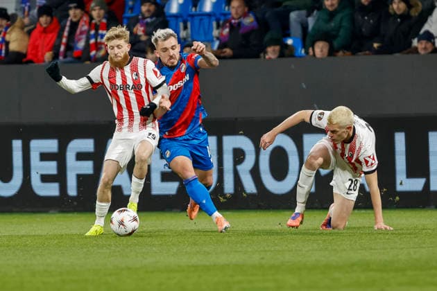Niklas Beste SC Freiburg, 19 and Tomas Ladra Viktoria Pilsen, 18 in duel , Czech Republic, Soccer, UEFA Europa League, Matchday 5, 2025 2026, Viktoria Pilsen vs SC Freiburg, 27 11 2025, Stadion mesta Plzne, Pilsen, Czech Republic Pilsen Stadion mesta Plzne Czech Republic Copyright: xGrantxHubbsx