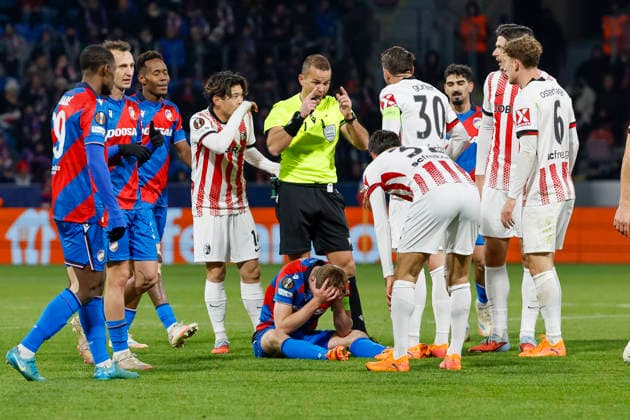 Lukas Cerv Viktoria Pilsen, 06 injured on the ground , Czech Republic, Football, UEFA Europa League, Matchday 5, 2025 2026, Viktoria Pilsen vs SC Freiburg, 27 11 2025, Stadion mesta Plzne, Pilsen, Czech Republic Pilsen Stadion mesta Plzne Czech Republic Copyright: xGrantxHubbsx