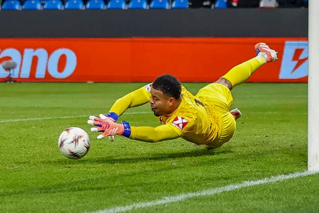 Noah Atubolu SC Freiburg, 01 faengt den Ball , Czech Republic, Football, UEFA Europa League, Matchday 5, 2025 2026, Viktoria Pilsen vs SC Freiburg, 27 11 2025, Stadion mesta Plzne, Pilsen, Czech Republic Pilsen Stadion mesta Plzne Czech Republic Copyright: xGrantxHubbsx