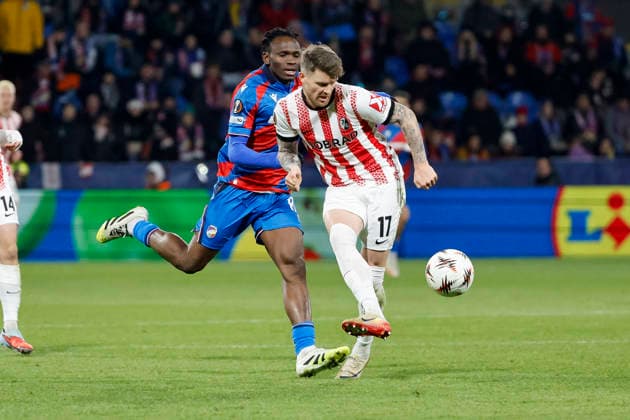 Prince Kwabena Adu Viktoria Pilsen, 80 and Lukas Kübler, Kubler SC Freiburg, 17 fighting for the ball , Czech Republic, Football, UEFA Europa League, Matchday 5, 2025 2026, Viktoria Pilsen vs SC Freiburg, 27 11 2025, Stadion mesta Plzne, Pilsen, Czech Republic Pilsen Stadion mesta Plzne Czech Republic Copyright: xGrantxHubbsx