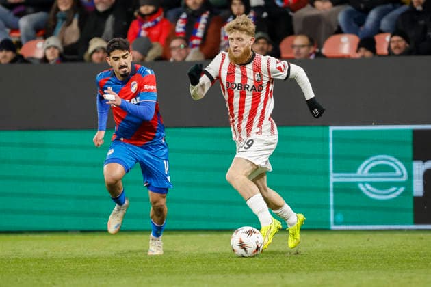 Merchas Doski Viktoria Pilsen, 14 and Niklas Beste SC Freiburg, 19 in a running duel , Czech Republic, Football, UEFA Europa League, Matchday 5, 2025 2026, Viktoria Pilsen vs SC Freiburg, 27 11 2025, Stadion mesta Plzne, Pilsen, Czech Republic Pilsen Stadion mesta Plzne Czech Republic Copyright: xGrantxHubbsx