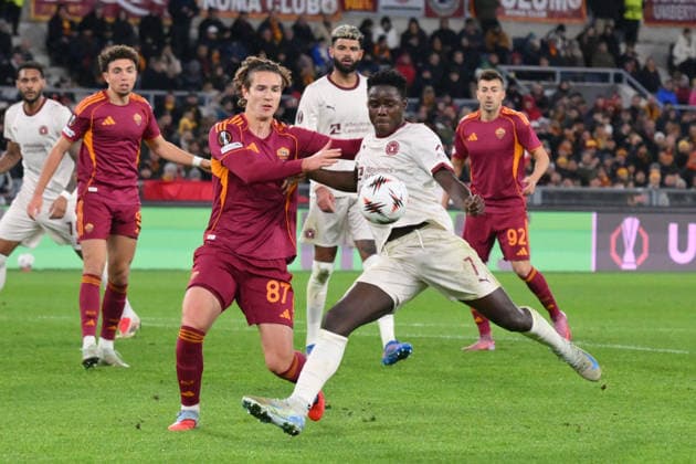 Franculino Dju of FC Midtjylland scoring chance, under pressure from Daniele Ghilardi of AS Roma during the match Uefa Europa League Championship between A.S. Roma and Midtjylland at the Olimpico Stadium on Nov 27, 2025 in Rome, Italy. during AS Roma vs FC Midtjylland, Football Europa League match in Rome, Italy, November 27 2025  Copyright: xRobertoxRamaccia IPAxSportx xipa-agency.netx xx IPA_68448499 IPA_Agency_IPA68448499