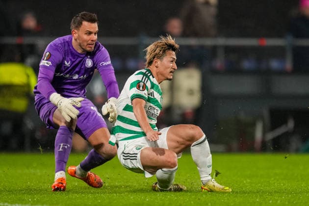 ROTTERDAM, NETHERLANDS - NOVEMBER 27: Feyenoord goalkeeper Timon Wellenreuther is challenged by Daizen Maeda of Celtic during the UEFA Europa League 2025 26 League Phase MD5 match between Feyenoord and Celtic FC at De Kuip on November 27, 2025 in Rotterdam, Netherlands. (Photo by Rene Nijhuis) SPO  Copyright: xRenexNijhuis