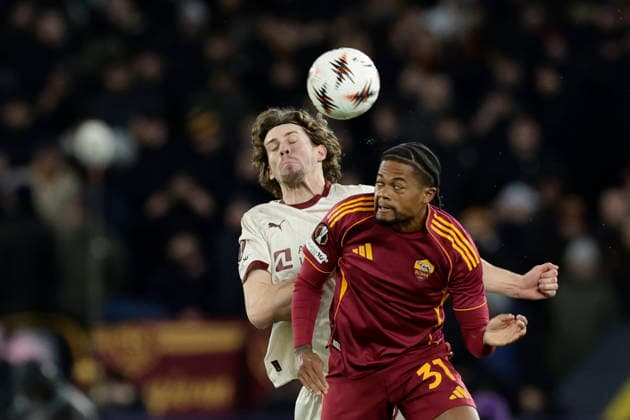 UEFA Europa League AS Roma vs Football Club Midtjylland Midtjylland s Danish defender Mads Bech Sorensen challenges for the ball with Roma™s Jamaican midfielder Leon Bailey during UEFA Europa League first round day 5 football match AS Roma vs Football Club Midtjylland at the Olimpic Stadium in Rome, on November 27, 2025. _BPH3822 Copyright: xAntonioxBalascox