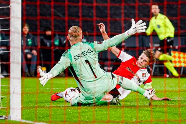 Sem Steijn of Feyenoord Rotterdam shoots at goal, Goalkeeper Kasper Schmeichel of Celtic FC makes a save Feyenoord Rotterdam v Celtic FC, UEFA Europa League 2025 26 League Phase MD5, Feyenoord v Celtic FC, De Kuip, November 27, 2025, Rotterdam, Netherlands.