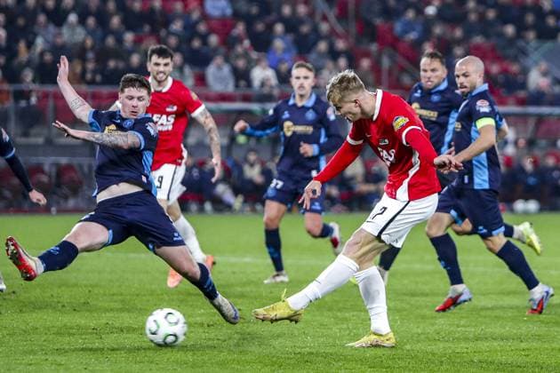 ALKMAAR , 27-11-2025 , AFAS Stadium , season 2025 2026 , UEFA Europa Conference League , third qualifying round, match between AZ and Shelbourne , AZ player Isak Jensen and Shelbourne player Kameron Ledwidge AZ - Shelbourne  x32220086x Copyright: