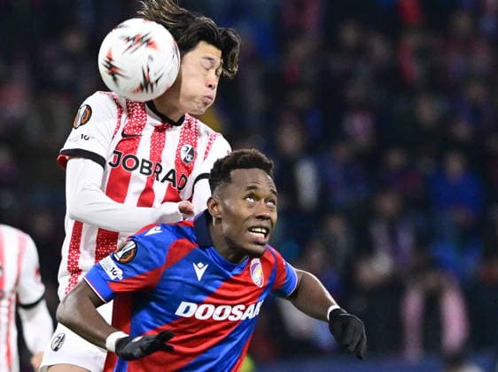 L-R Juito Suzuki (Freiburg) and Sampson Dweh (Viktoria) in action during the Football Europa League, 5th round match: FC Viktoria Plzen vs SC Freiburg in Pilsen, Czech Republic, November 27, 2025. (CTKxPhoto MiroslavxChaloupka) CTKPhotoP2025112706968  CTKPhotoP2025112706968