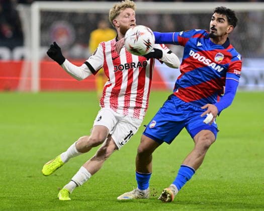 L-R Merchas Doski (Freiburg) and Niklas Beste (Viktoria) in action during the Football Europa League, 5th round match: FC Viktoria Plzen vs SC Freiburg in Pilsen, Czech Republic, November 27, 2025. (CTKxPhoto MiroslavxChaloupka) CTKPhotoP2025112707121  CTKPhotoP2025112707121