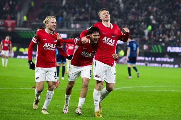 ALKMAAR - (l-r) MatÄ›j Å in of AZ, Mateo Chaves of AZ, and Isak Jensen of AZ celebrate the 2-0 goal during the Conference League match between AZ Alkmaar and Shelbourne FC at the AFAS Stadium on November 27, 2025, in Alkmaar, Netherlands. ANP OLAF KRAAK UEFA Conference League - matchday 4 2025-2026 xVIxANPxSportx xxANPxIVx 543234310 originalFilename: 543234310.jpg