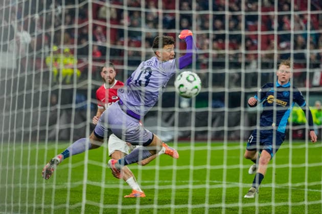 2025-11-27 AZ Alkmaar v Shelbourne FC - UEFA Conference League 2025 26 League Phase MD4 ALKMAAR, NETHERLANDS - NOVEMBER 27: Goalkeeper Wessel Speel of Shelbourne FC tries to make a save during the UEFA Conference League 2025 26 League Phase MD4 match between AZ Alkmaar and Shelbourne FC at AFAS Stadion on November 27, 2025 in Alkmaar, Netherlands. Alkmaar AFAS Stadion Netherlands Content not available for redistribution in The Netherlands directly or indirectly through any third parties. Copyright: xEdxvanxdexPolx