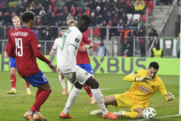 Michael Ameyaw (RAK), Ange Ahoussou (RAP) and Paul Gartler (RAP) during the match UEFA Conference League between Rakow Czestochowa vs SK Rapid Vienna at the Arcelor Mittal Park in Sosnowiec, Poland on November 27, 2025  Copyright: xMichalxDubiel IPAxSportx xipa-agency.netx xx IPA_68449203 IPA_Agency_IPA68449203