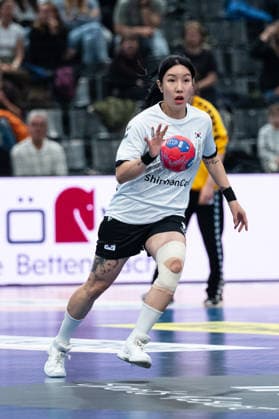 LEE Yeongyeong (9 Republic of Korea) controlling the ball during the IHF Women s Handball World Championship, WM, Weltmeisterschaft game between Norway and Republic of Korea at the SWT Arena in Trier, Germany Copyright: xMartinxPitschx xSPPx Sportspressphoto_SPR66496