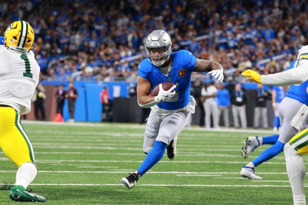 Green Bay Packers vs Detroit Lions DETROIT,MICHIGAN-NOVEMBER 27: Detroit Lions running back David Montgomery 5 runs the ball during the first half of an NFL, American Football Herren, USA football game between the Green Bay Packers and the Detroit Lions in Detroit, Michigan USA, on Thursday, November 27, 2025 Detroit Michigan United States  Copyright: xJorgexLemusx originalFilename:lemus-greenbay251127_np5Tw.jpg