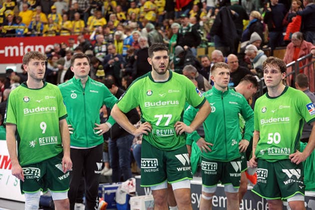 27 11 2025, xovx, Handball Daikin Handball Bundesliga, HSG Wetzlar Rhein Neckar Löwen v l Niklas Theiß HSG Wetzlar , Anadin Suljakovic HSG Wetzlar , Stefan Cavor HSG Wetzlar , Tizian Weimer HSG Wetzlar , Niklas Theiß HSG Wetzlar disappointed, looking disappointed after the 23 30 defeat against Rhein Neckar Löwen Wetzlar Buderus Arena Hessen Germany EN