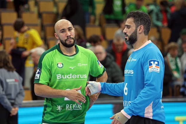 27 11 2025, xovx, Handball Daikin Handball Bundesliga, HSG Wetzlar Rhein Neckar Löwen v l Cyrill Akakpo HSG Wetzlar , Karim Hendawy HSG Wetzlar disappointed, disappointed looking after the 23 30 defeat against Rhein Neckar Löwen Wetzlar Buderus Arena Hessen Germany EN