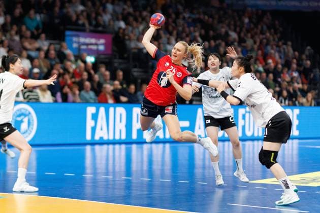 Henny Ella Reistad Norway in duel with Boeun Gim South Korea , Norway vs South Korea, Handball, IHF Womens Handball World Championship, Matchday 1, 27 11 2025 Norway vs South Korea, Handball, IHF Womens Handball World Championship, Matchday 1, 27 11 2025 Copyright: xEibner-Pressefoto AlexanderxNeisx EP_ANS