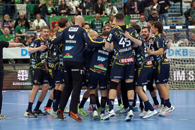 27 11 2025, xovx, Handball Daikin Handball Bundesliga, HSG Wetzlar Rhein Neckar Löwen The players of the Rhein Neckar Löwen celebrate the 30 23 victory in Wetzlar Wetzlar Buderus Arena Hessen Germany EN