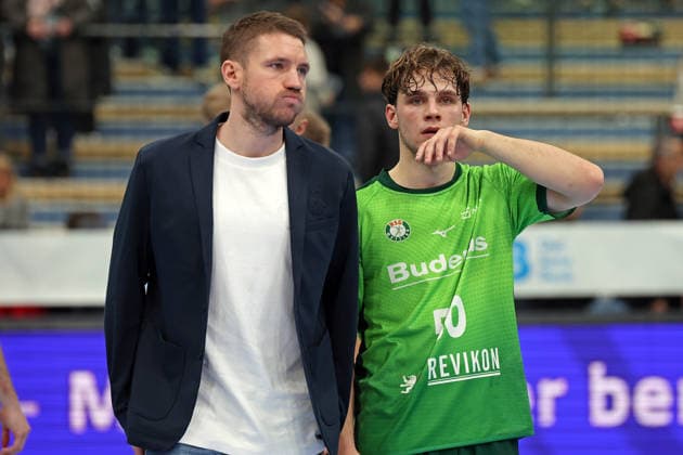 27 11 2025, xovx, Handball Daikin Handball Bundesliga, HSG Wetzlar Rhein Neckar Löwen The players of HSG Wetzlar are disappointed after the 23 30 defeat against Rhein Neckar Löwen, f l Dominik Mappes HSG Wetzlar , Lion Zacharias HSG Wetzlar Wetzlar Buderus Arena Hessen Germany EN
