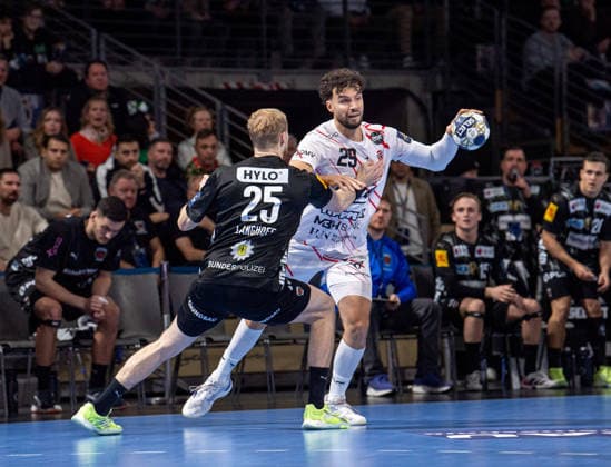 Handball, Men, Season 2025 2026, Champions League Group A, Matchday 9 , Füchse Berlin One Veszprem HC, f l Matthes Langhoff Füchse Berlin , Nedim Remili Veszprem , 27 11 2025, Copyright: xSebastianxRäppold MatthiasxKochx