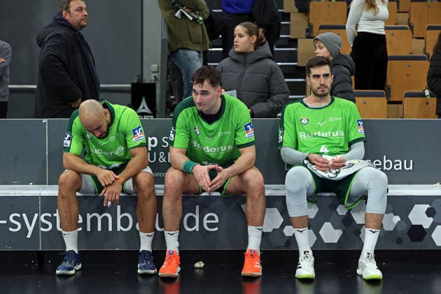 27 11 2025, xovx, Handball Daikin Handball Bundesliga, HSG Wetzlar Rhein Neckar Löwen v l Cyrill Akakpo HSG Wetzlar , Josip Simic HSG Wetzlar and Filip Vistorop HSG Wetzlar , disappointed, looking disappointed after the 23 30 defeat against Rhein Neckar Löwen Wetzlar Buderus Arena Hessen Germany EN