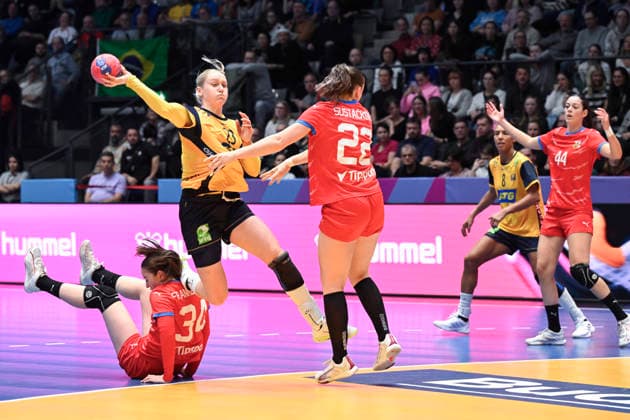 STUTTGART, GERMANY 20251127 Swedens Emma Lindqvist against Czech Republics MarkÃ ta Å ustaÄkova 22 and Czech Republics Julie Frankova 34 during Thursdays group stage match in Group G of the Womens Handball World Championship between Sweden and Czech Republic at Porsche Arena in Stuttgart, Germany STUTTGART GERMANY x10070x  Copyright: xJessicaxGow TTx HANDBOLLS-VM 2025 SVERIGE - TJECKIEN