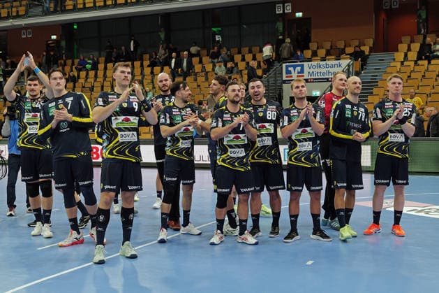 27 11 2025, xovx, Handball Daikin Handball Bundesliga, HSG Wetzlar Rhein Neckar Löwen The players of Rhein Neckar Löwen celebrate the 30 23 victory at HSG Wetzlar Wetzlar Buderus Arena Hessen Germany EN