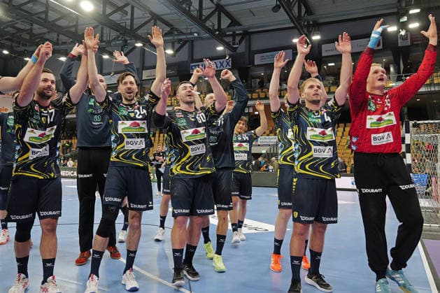 27 11 2025, xovx, Handball Daikin Handball Bundesliga, HSG Wetzlar Rhein Neckar Löwen The players of Rhein Neckar Löwen celebrate the 30 23 victory at HSG Wetzlar Wetzlar Buderus Arena Hessen Germany EN