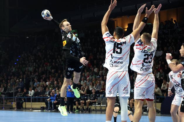 DEU, Machineseeker EHF Champions League, Fuechse Berlin vs Veszprem, 27 11 2025, Max Schmeling Halle, Berlin, DEU, Machineseeker EHF Champions League, Fuechse Berlin vs Veszprem, in the picture Mathias Gidsel Fuechse Berlin 19 , Ahmed Hesham Veszprem 15 , Patrik Ligetvari Veszprem 23 nordphotoxGmbHx xEngler nph00076