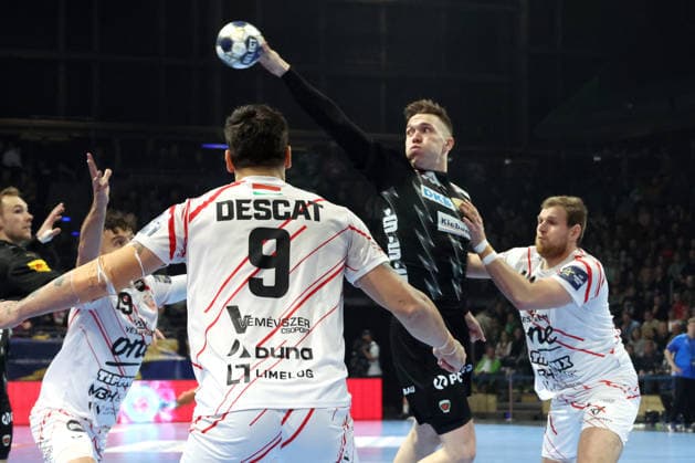 DEU, Machineseeker EHF Champions League, Fuechse Berlin vs Veszprem, 27 11 2025, Max Schmeling Halle, Berlin, DEU, Machineseeker EHF Champions League, Fuechse Berlin vs Veszprem, in the picture Lasse Andersson Fuechse Berlin 11 , Dragan Pechmalbec Veszprem 46 , Hugo Descat Veszprem 9 nordphotoxGmbHx xEngler nph00076