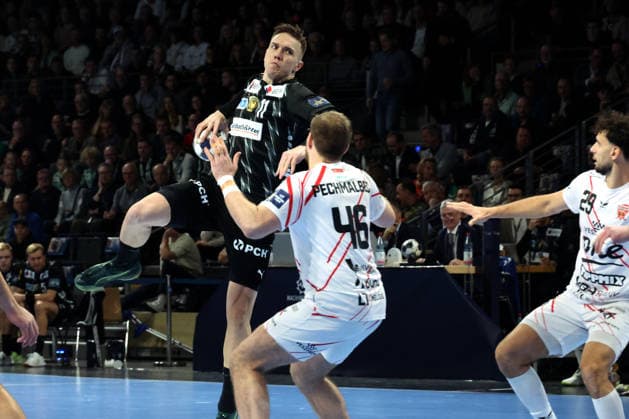 DEU, Machineseeker EHF Champions League, Fuechse Berlin vs Veszprem, 27 11 2025, Max Schmeling Halle, Berlin, DEU, Machineseeker EHF Champions League, Fuechse Berlin vs Veszprem, in the picture Lasse Andersson Fuechse Berlin 11 , Dragan Pechmalbec Veszprem 46 nordphotoxGmbHx xEngler nph00076