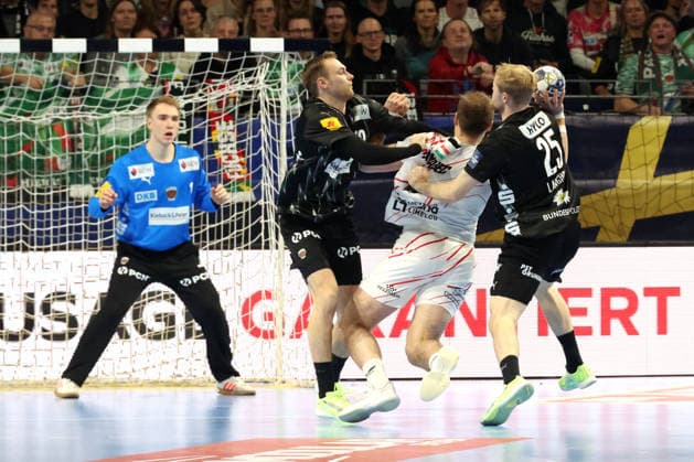 DEU, Machineseeker EHF Champions League, Fuechse Berlin vs Veszprem, 27 11 2025, Max Schmeling Halle, Berlin, DEU, Machineseeker EHF Champions League, Fuechse Berlin vs Veszprem, in the picture Mathias Gidsel Fuechse Berlin 19 , Matthes Langhoff Fuechse Berlin 25 , Lasse Ludwig Fuechse Berlin 1 , Dragan Pechmalbec Veszprem 46 nordphotoxGmbHx xEngler nph00076