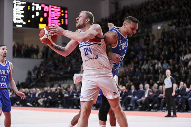 24 Haukur Palsson (Iceland basketball team) and 7 Stefano Tonut (Italia basketball team) during FIBA Basketball World Cup 2027 Qualifiers- Italy vs Iceland, Basketball FIBA Europe Cup match in Tortona, Italy, November 27 2025  Copyright: xNorbertoxMaccagno IPAxSportx xipa-agency.netx xx IPA_68450395 IPA_Agency_IPA68450395