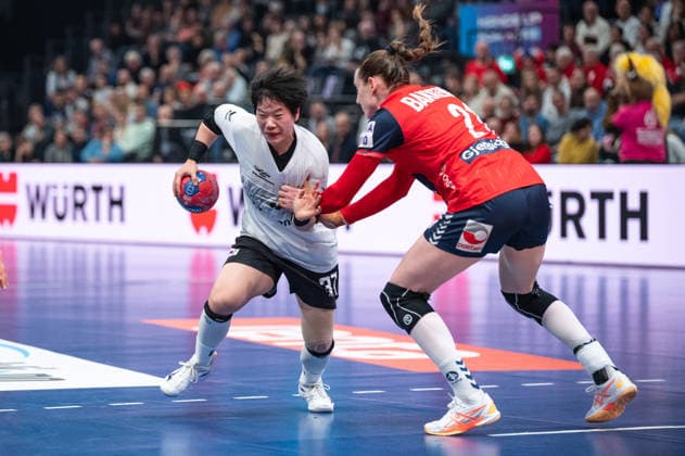 KIM Minseo (37 Republic of Korea) in a duel with BAKKERUD Ingvild Kristiansen (21 Norway) during the IHF Women s Handball World Championship, WM, Weltmeisterschaft game between Norway and Republic of Korea at the SWT Arena in Trier, Germany Copyright: xMartinxPitschx xSPPx Sportspressphoto_SPR66511