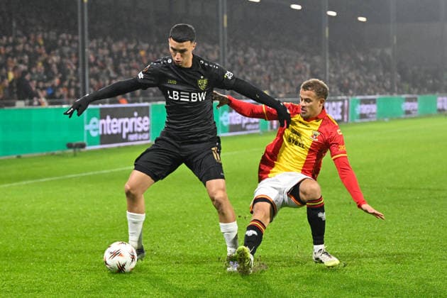 Deventer, De Adelaarshorst , 27 11 25, NLD, Herren, UEFA Europa Leaugue, Saison 2025 2026, Go Ahead Eagles Deventer VfB Stuttgart Bild v li im Zweikampf Nick WOLTEMADE Stuttgart und Kenzo GOUDMIJN Deventer UEFA regulations prohibit any use of photographs as image sequences and or quasi video Overijssel Netherlands