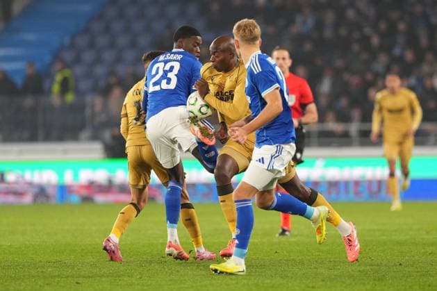 Jean Philippe Mateta of Crystal Palace takes on Mamadou Sarr of Strasbourg Strasbourg v Crystal Palace, UEFA Conference League, Group Stage, Football, Stade de la Meinau Strasbourg, Strasbourg, France - 27 Nov 2025Strasbourg Stade de la Meinau Strasbourg France EDITORIAL USE ONLY No use with unauthorised audio, video, data, fixture lists, club league logos or live services. Online in-match use limited to 120 images, no video emulation. No use in betting, games or single club league player publications. Copyright: xDavexWinter Shutterstockx 15928086am