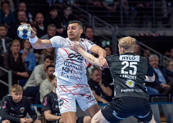 Handball, Men, Season 2025 2026, Champions League Group A, Matchday 9 , Füchse Berlin One Veszprem HC, v l Yehia Mohammed Yehia Elderaa Veszprem , Matthes Langhoff Füchse Berlin , 27 11 2025, Copyright: xSebastianxRäppold MatthiasxKochx